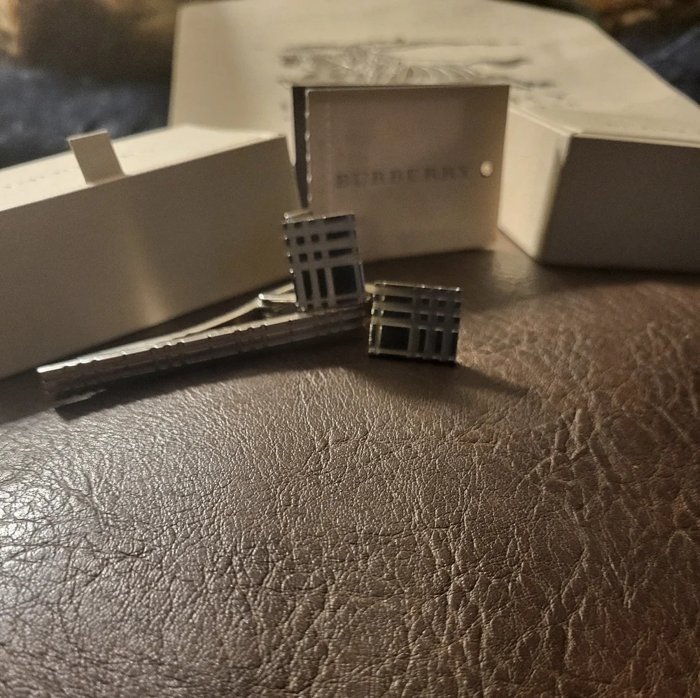 Burberry Stainless Steel Men's Cufflinks And Tie Bar Set W/ Fragrance Sample - Picture 2 of 9